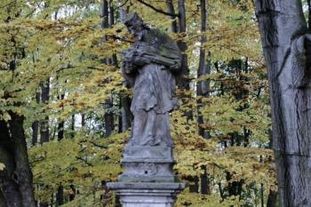 Sousedící socha při vstupu do městského parku (© Aleš Marek 01/2006)