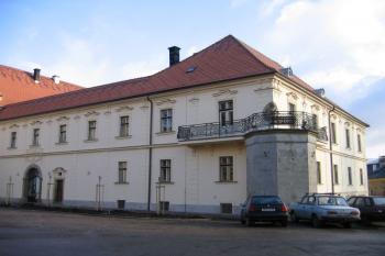 Vstupní trakt zámku ( © Pavel Vítek 12/2005)