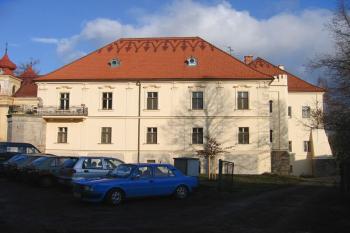 Hlavní budova zámku ( © Pavel Vítek 12/2005)