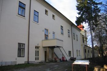 Zadní trakt zámku ( © Pavel Vítek 12/2005)