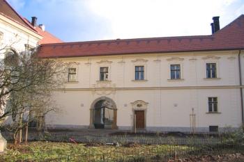 Vstupní trakt zámku ( © Pavel Vítek 12/2005)