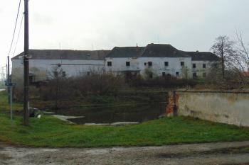 Pohled na zámek se dvorem od sv. (© Dušan Dohňanský 11/2020)