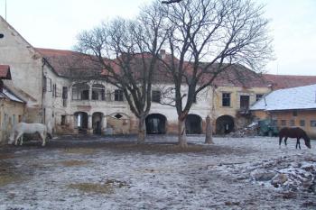 Pohled ze dvora ( © Roman Řezáč 12/2005)