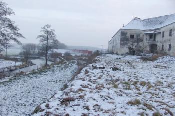 Poloha zámku na terase nad říčkou ( © Roman Řezáč 12/2005)