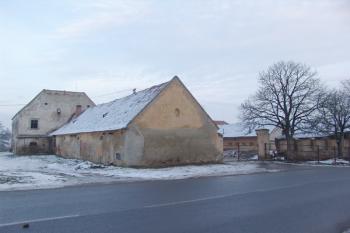 Celkový pohled na zámek a dvůr ( © Roman Řezáč 12/2005)