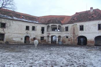 Obě spojené zámecké budovy ( © Roman Řezáč 12/2005)