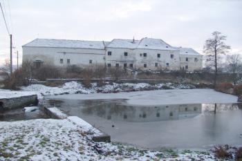 Zámek na terase nad říčkou ( © Roman Řezáč 12/2005)