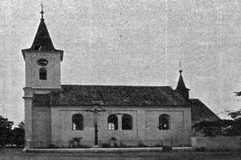 kostel od jihu na poč. 20. století (© Antonín Podlaha: Posvátná místa království Českého; Díl 1. Vikariáty: Českobrodský, Černokostelecký, Mnichovický a Prosecký, Dědictví sv. Jana Nepomuckého, Praha 1907)
