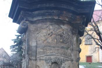 Přední strana soklu sochy sv. Jana Nepomuckého s výjevem světcova vhození do Vltavy ( © Ivan Grisa 01/2011)