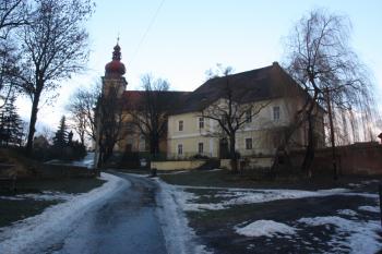 Kostel a fara od jihovýchodu ( © Ivan Grisa 01/2011)