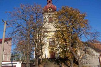Pohled na průčelí kostela (© Vladimír Studecký 10/2005)