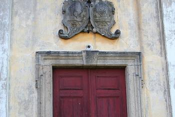 Hlavní (západní) portál s erbem oseckého kláštera a jeho opata (© Ivan Grisa, 07/2008)