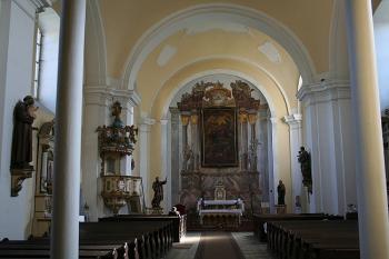 Pohled zpod kruchty k hlavnímu oltáři (© Ivan Grisa, 07/2008)
