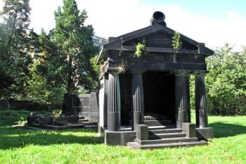 monumentální hrobka rodiny Neumannů z Frýdku (© Jan P. Štěpánek 07/2013)