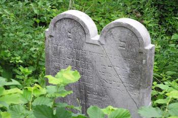 jeden z náhrobků frýdeckého židovského hřbitova ( © Jan P. Štěpánek 6/2005)