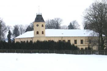 Hlavní budova zámku s věží ( © Pavel Vítek 02/2006)