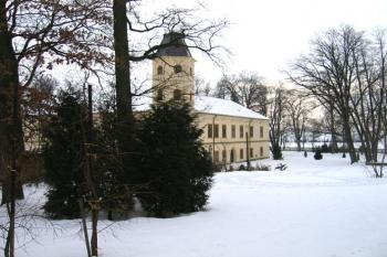 Hlavní budova zámku ( © Pavel Vítek 02/2006)