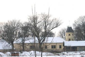 Zámek od hospodářského dvora ( © Pavel Vítek 02/2006)