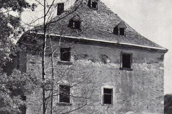 Mladší tvrz zbořená r. 1977 (© Antonín Hejna: České tvrze, Praha 1961)