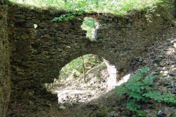 Brána do předhradí ( © Roman Řezáč 08/2005)