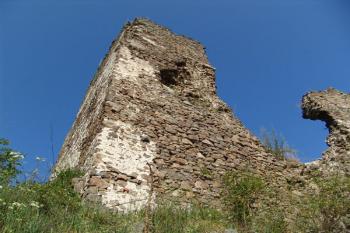 Torzo hranolové věže ( © Roman Řezáč 08/2005)