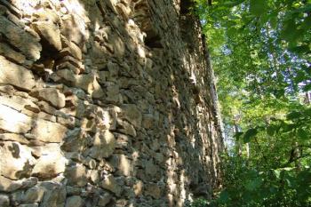 Zbytky renesančního opevnění ( © Roman Řezáč 08/2005)