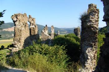 Jádro hradu, pohled od hranolové věže ( © Roman Řezáč 08/2005)