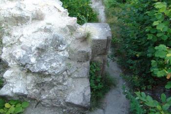 Zbytek portálu paláce ( © Roman Řezáč 08/2005)