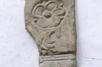 detail jednoho z mnoha původních kamenných prvků ( © Jan P. Štěpánek 9/2005)