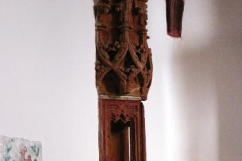 jeden z cenných originálních kamenných prvků původního kostela ( © Jan P. Štěpánek 9/2005)