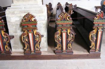 původní vyřezávané kostelní lavice ( © Jan P. Štěpánek  9/2005)