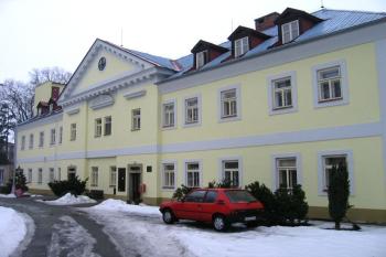 Zámek z jižní strany ( © Pavel Vítek 02/2006)