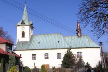 pohled na jižní frontu kostela ( © Jan P. Štěpánek 10/2005)