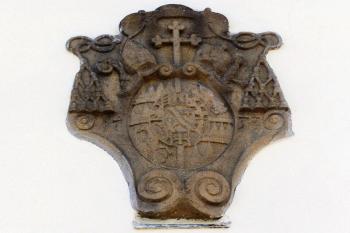 erb kardinála W. H. Schrattenbacha s datováním 1733 nad vstupem do kostela ( © Jan P. Štěpánek 10/2005)