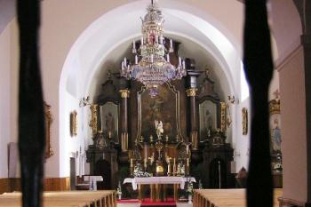 interiér kostela se vzácným oltářem ( © Jan P. Štěpánek 10/2005)