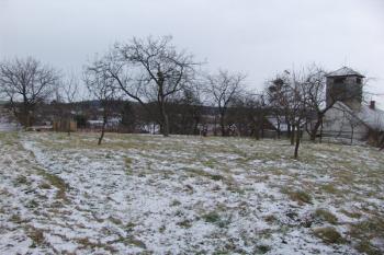 Dnešní stav povrchu centrálního pahorku ( © Roman Řezáč 12/2005)