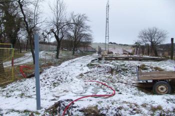 Sníh mezi ploty vyznačuje severní příkop, dnes zcela zavezený ( © Roman Řezáč 12/2005)