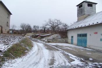 Pohled od jihozápadu na centrální pahorek. Cesta vede západním příkopem, vpravo požární zbrojnice stojící v jihozápadním rohu pahorku ( © Roman Řezáč 12/2005)