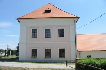 západní strana již opraveného zámku (© D Dohňanský, 07/2014)
