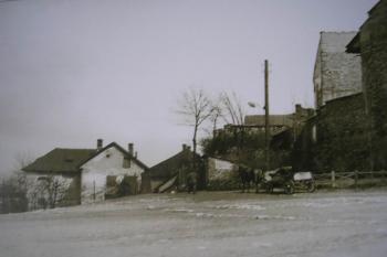mlýn od náměstí Na Marku na poč. 20 stol. (©)