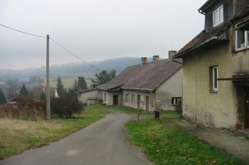 příjezd k zámku od sz. (© D Dohňanský, 12/2015)