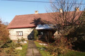Pohled na průčelí a vstupní verandu budovy ( © Miroslav BITTER 12/2005)