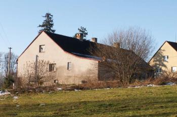 Pohled na nově přistavěnou zadní vstupní verandu ( © Miroslav BITTER 12/2005)