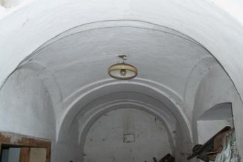 Zbytky původní interiérové výzdoby (část budovy je již nově upravená ) ( © Miroslav BITTER 12/2005)