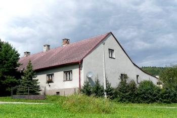 pohled od jihu na bývalé sídlo Adama Borka z Roztropic ve Vendryni ( © Jan P. Štěpánek 08/2008)