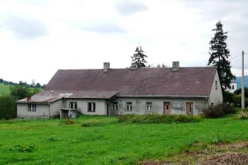 zadní partie bývalého panského sídla - zámečku - Adama Borka z Roztropic ( © Jan P. Štěpánek 08/2008)