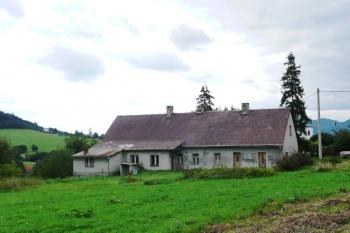 pohled na bývalý areál sídla Adama Borka z Roztropic ( © Jan P. Štěpánek 08/2008)