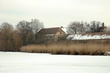 Pohled na hospodářské budovy od zamrzlého rybníka ( © Aleš Marek 01/2006)