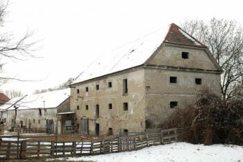 Dnešní podoba hospodářských budov ( © Aleš Marek 01/2006)