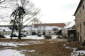 Nádvoří zámku v dnešní podobě ( © Aleš Marek 01/2006)